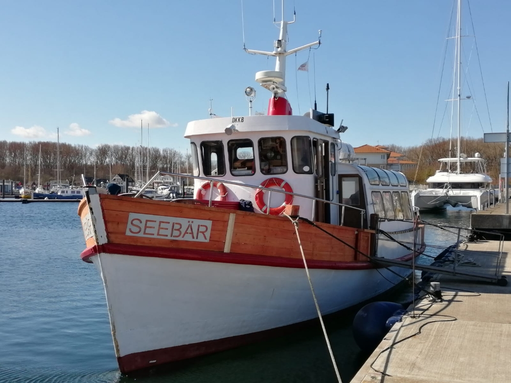 MS Seebär Die MS Seebär ist ein Ausflugsschiff, welches von der Weißes Wiek ablegt. Hier sieht und erlebt man die Ostsee von einer ganz neuen Seite