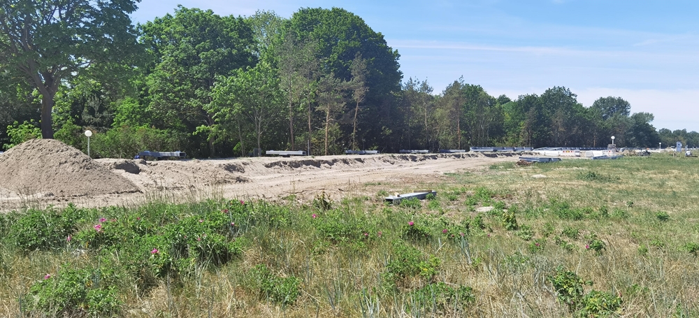 links aufgeschweißte Jochbalken, rechts sind bereits die Traversen montiert_Höhe Villa Florida Strandaufgang 11