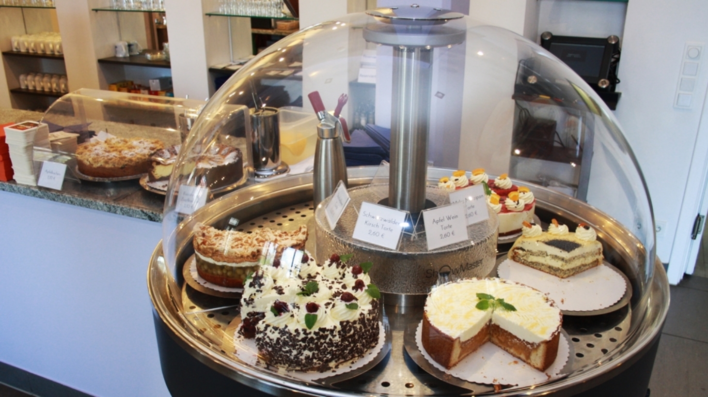 Kuchentheke mit hausgemachten Kuchen und Torten Restaurant Wagenknecht