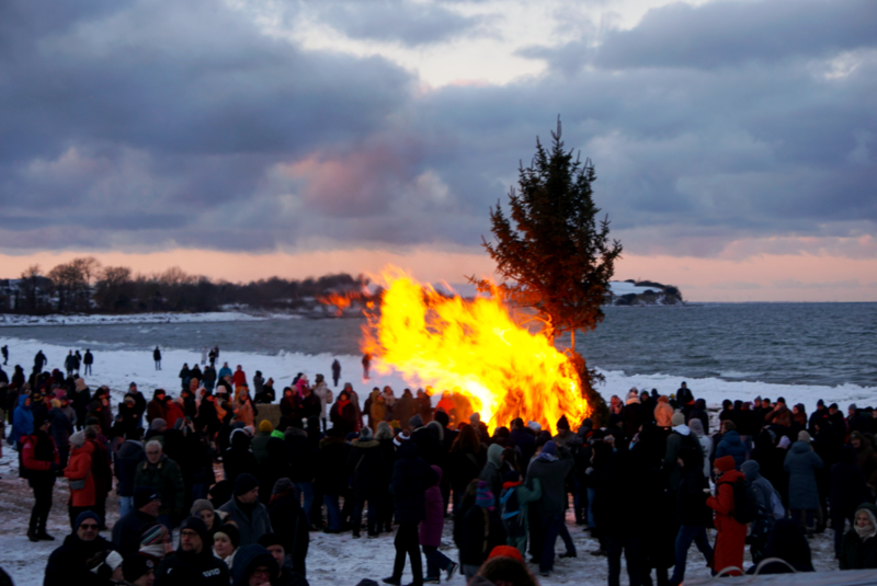 Großes Lagerfeuer am Strand, Höhe Seebrücke zu Feuer und Meer 2026.