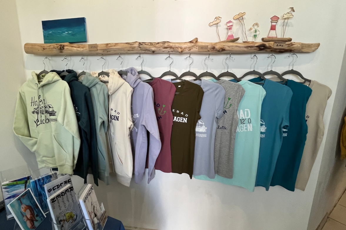 Hoodies, jacken und T-Shirts aus der neuen Kollektion