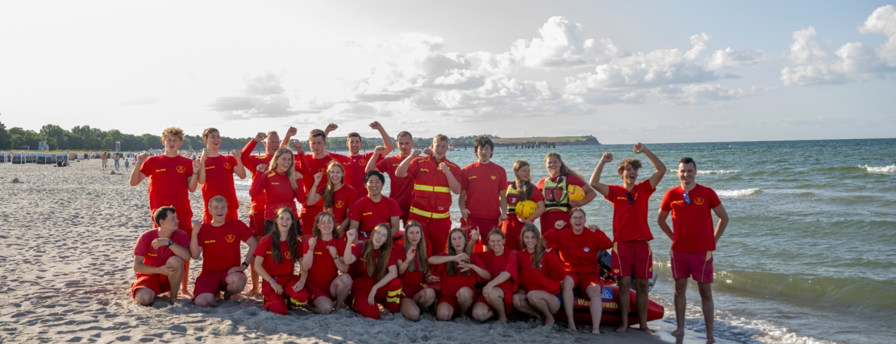 Die DLRG Mannschaft im Sommer am Strand Von Boltenhagen.
