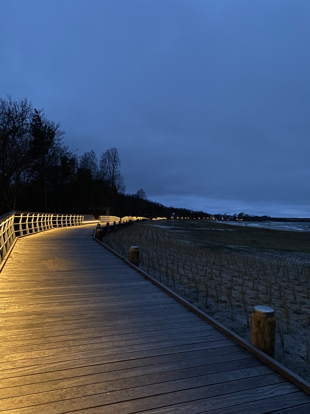 Blick Dünenpromenade mit Abendbeleuchtung Richtung Westen