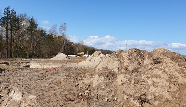 Rütteln letzter Pfähle an der Seebrücke mit Blick Richtung Deich_Westen