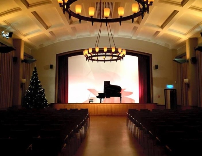 Blüthner-Flügel auf der Festsaalbühne © Kurverwaltung Ostseebad Boltenhagen Weihnachtskonzert im Festsaal