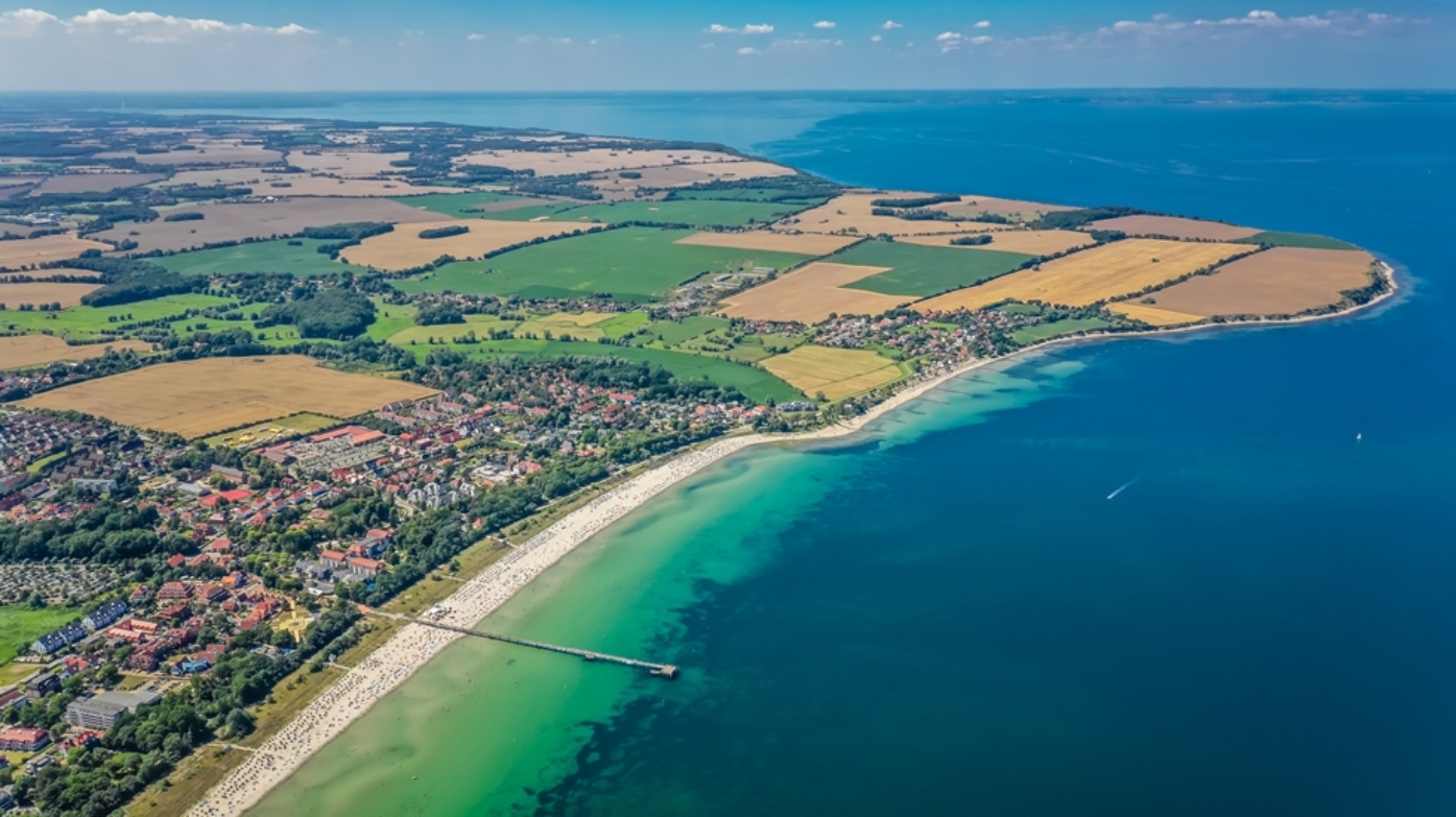 Der feinsandige Strand, die Steilküste, die 290 Meter in die Ostsee ragenden Seebrücke und der Küstenwald, betten den Ort in ein grünes Band.