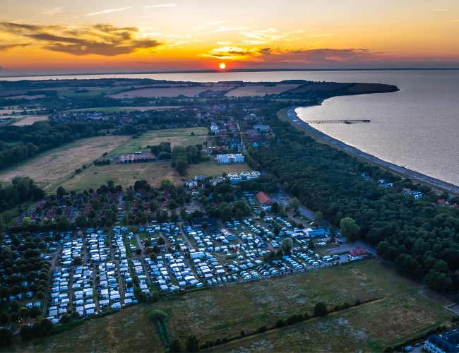 Der Sonnenuntergang über den Campingplätzen Boltenhagens