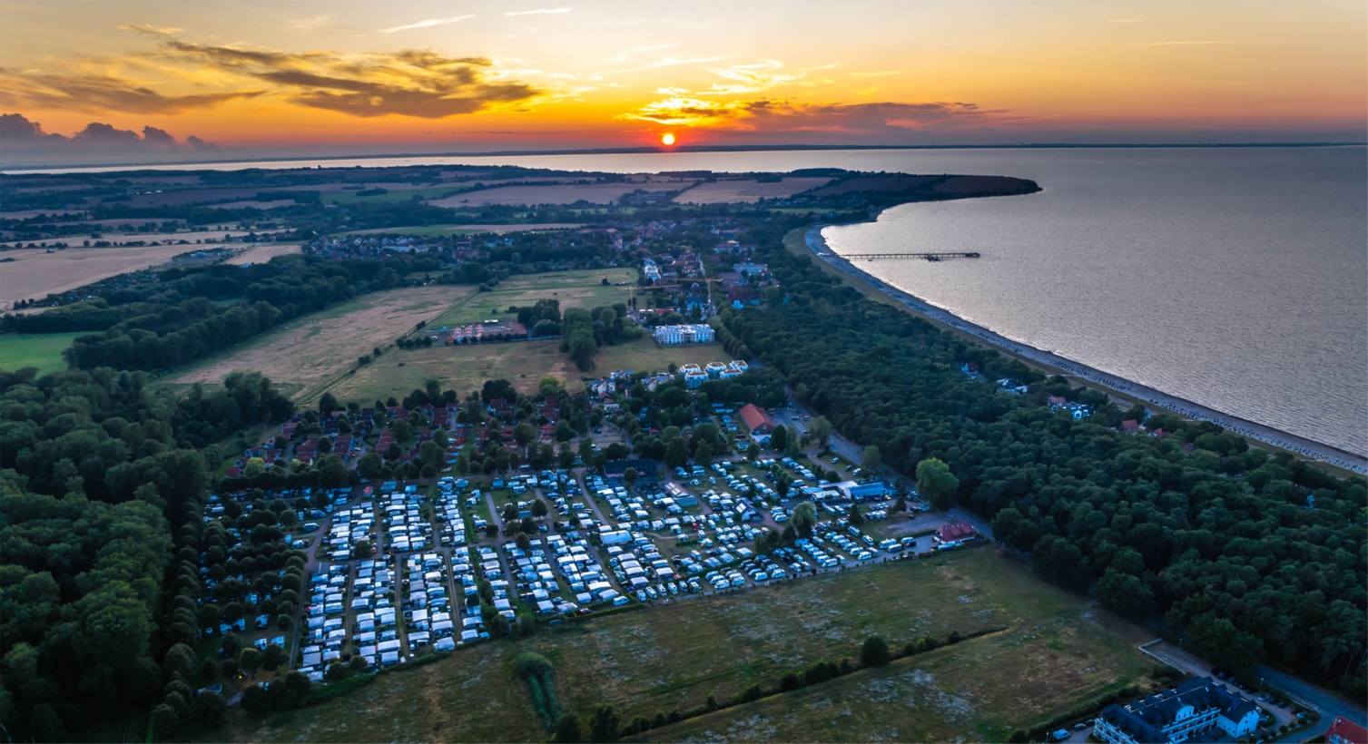 Der Sonnenuntergang über den Campingplätzen Boltenhagens
