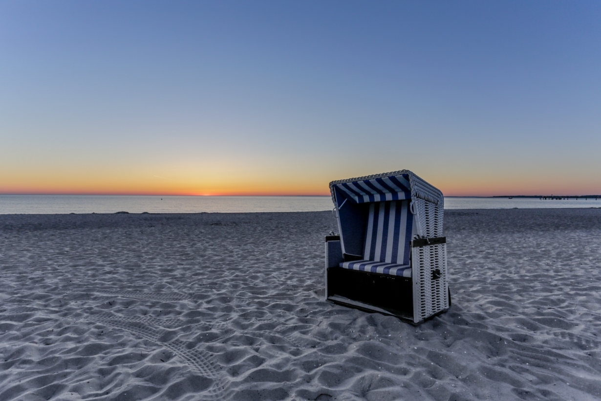 Strandkorb am Strand bei Sonnenuntergang