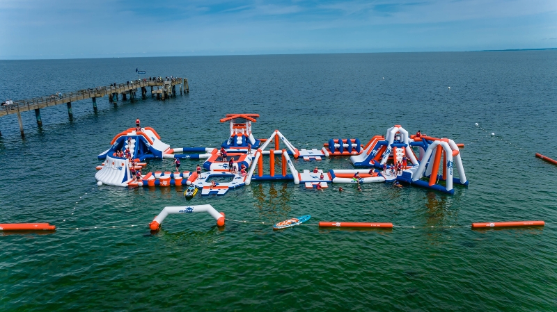 Der Aquafunpark im Jahr 2024 an der Seebrücke, an einem sommerlichen Tag. 