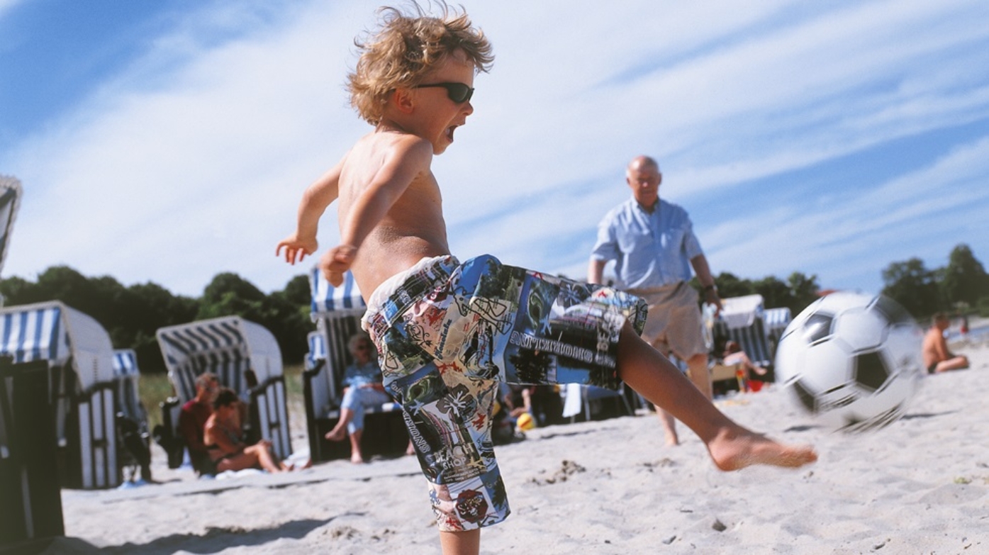 Mit Opa Fussball spielen am Strand