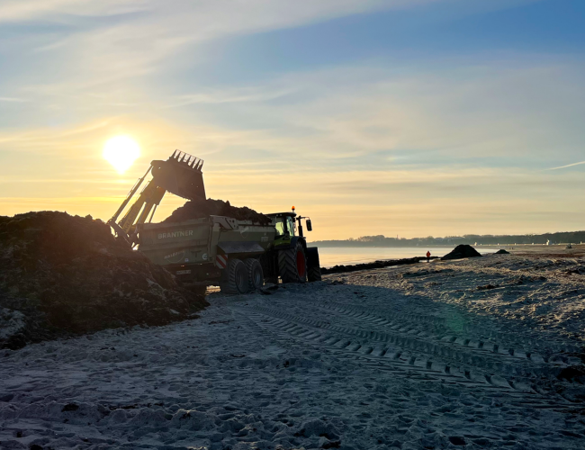 Der Bauhof räumt den Strand auf