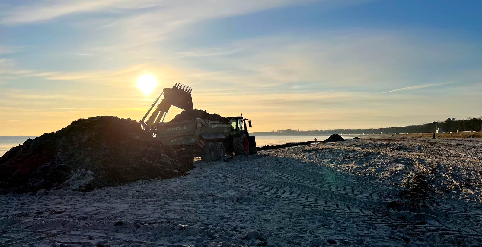 Der Bauhof räumt den Strand auf