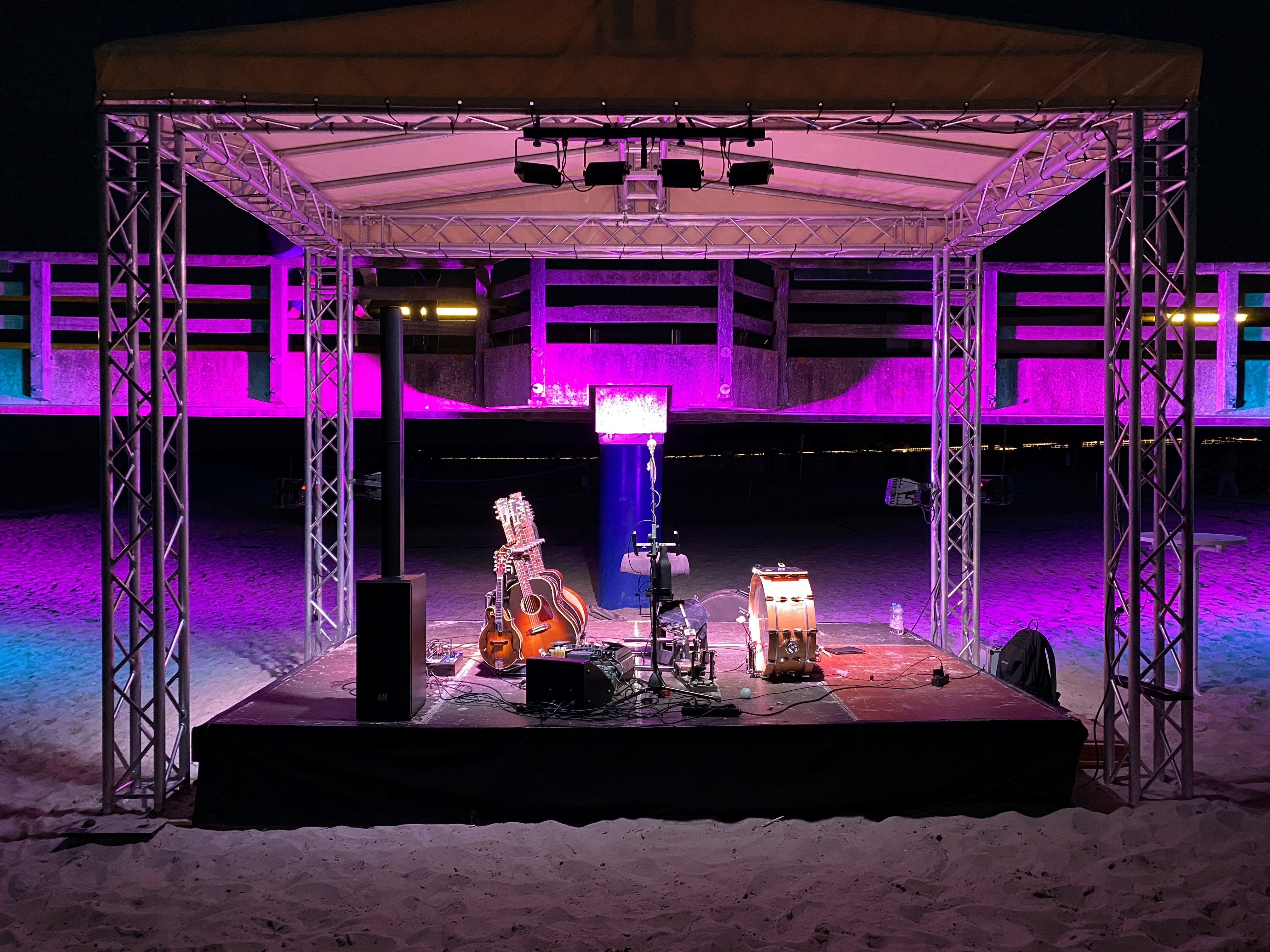 Bühne am Strand