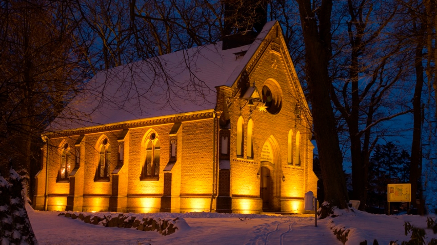 Beleuchtete Kirche am Abend