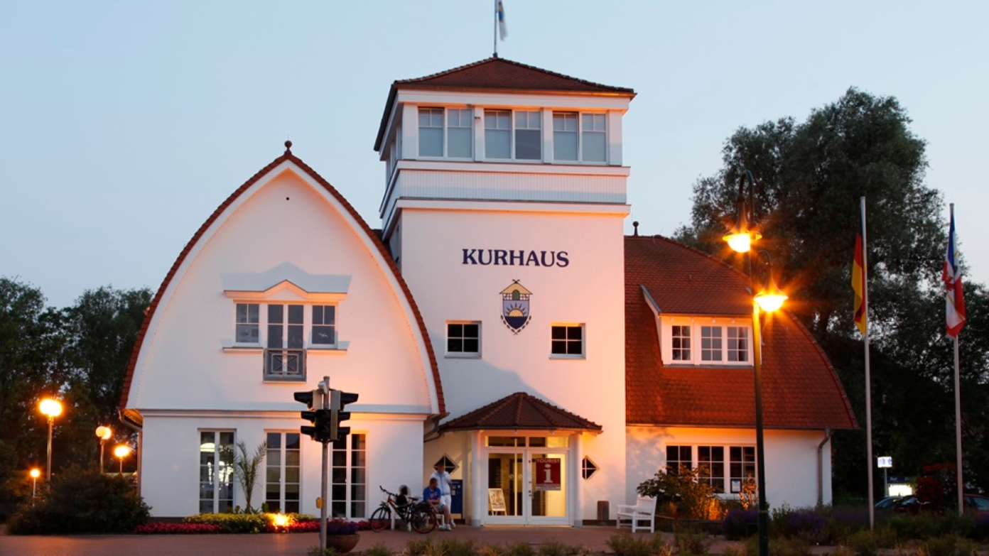 Kurhaus in der Abenddämmerung