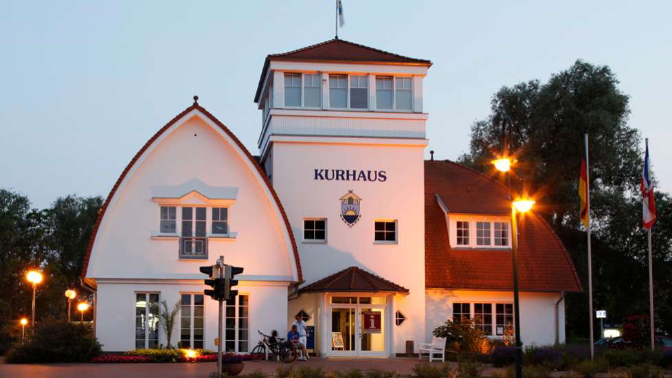 Kurhaus in der Abenddämmerung