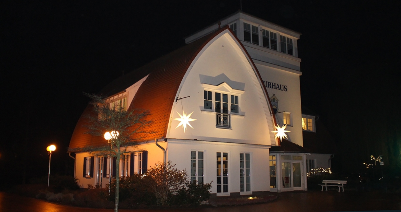 Kurhaus am Abend im Winter mit Deko