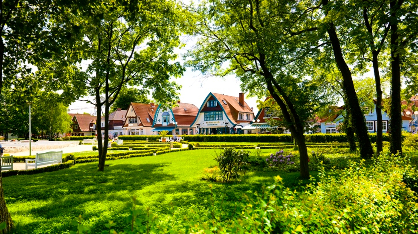 Blick durch den Kurpark auf die Bäderarchitektur