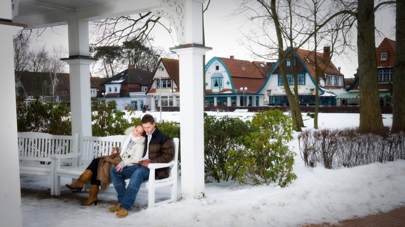 Kurpark im Schnee mit Blick auf die alte Bäderarchitektur