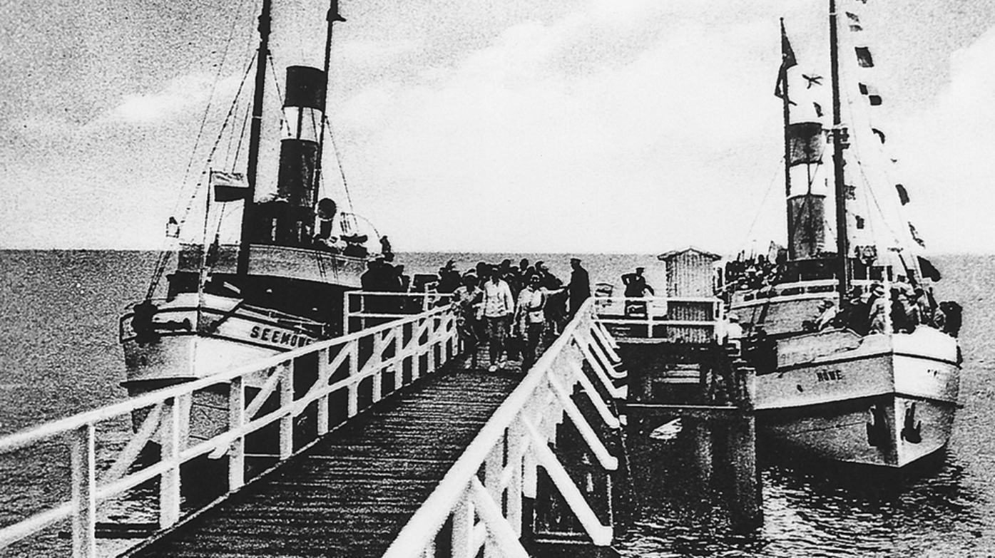 Historisches Foto von der  Seebrücke mit anlegenden Schiffen