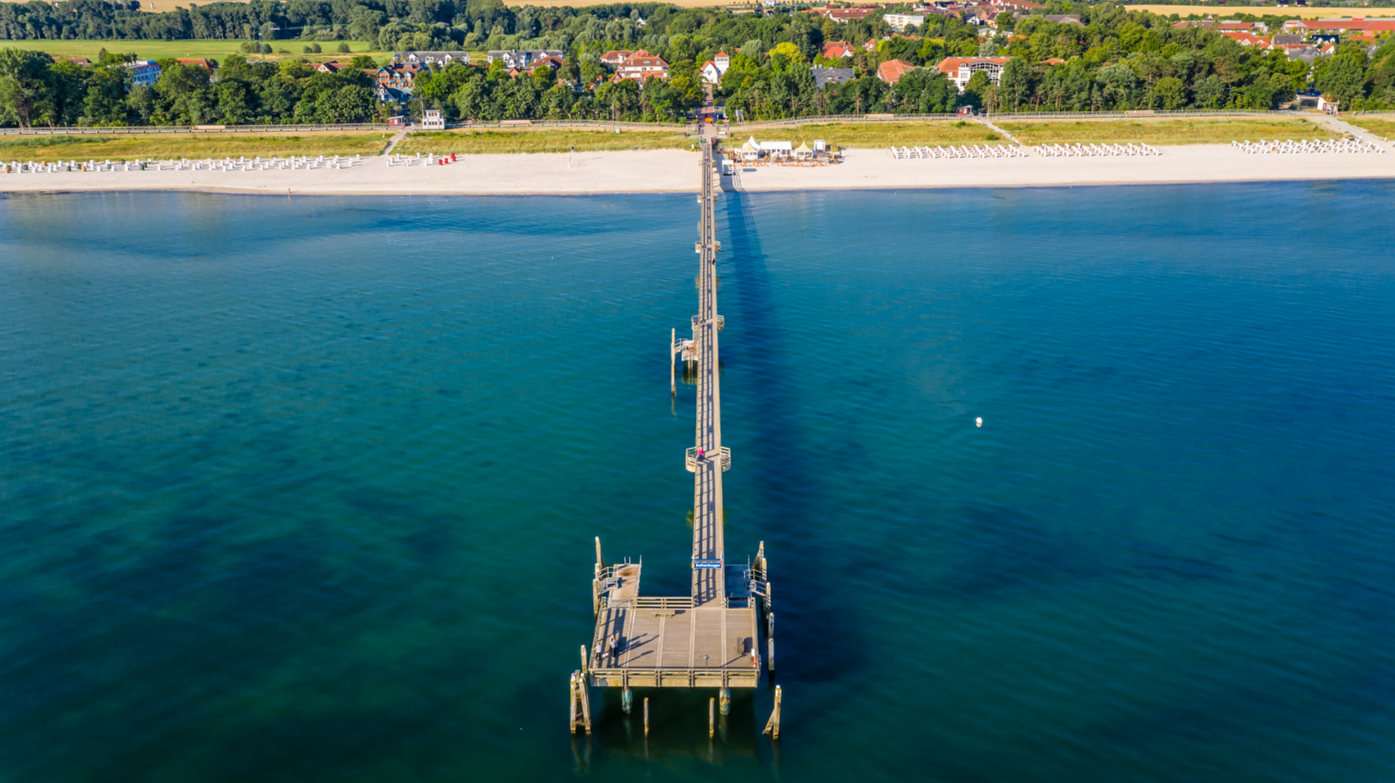 Luftaufnahme von der Seebrücke am Morgen