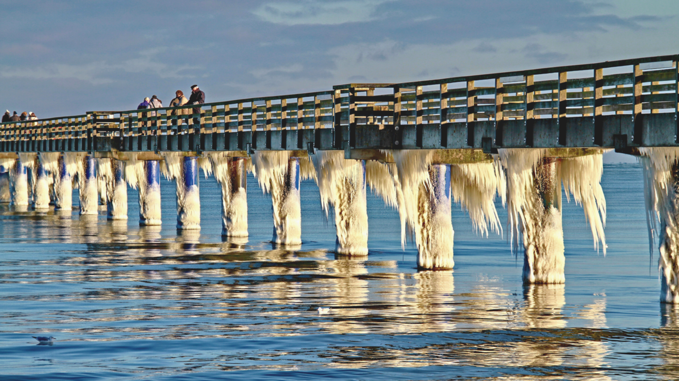 Seebrücke im tiefsten Winter, nach Hochwasser