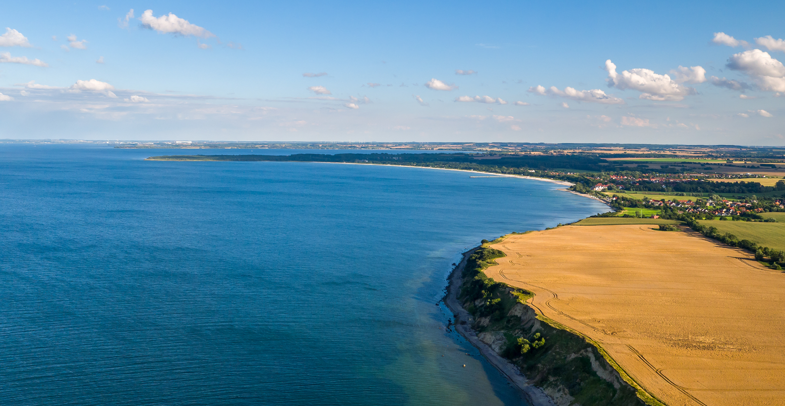 Luftaufnahme von der Steilküste mit Blick Richtung Boltenhagen