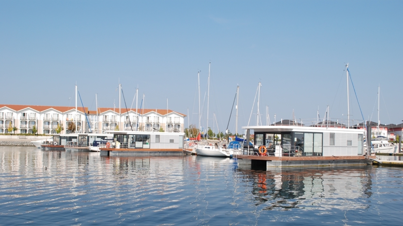 Blick vom Wasser auf das Iberotel und die FloatingHouses