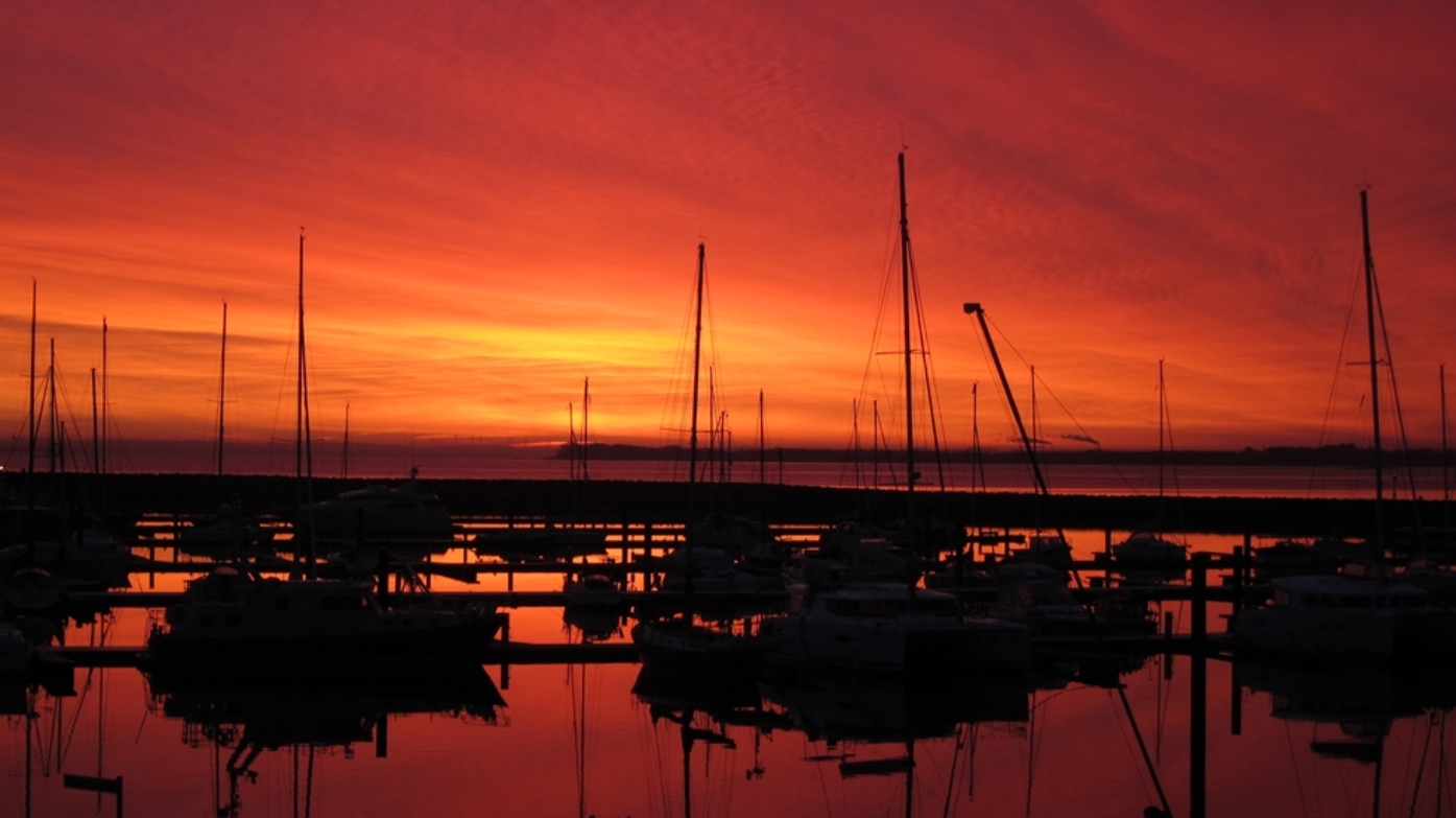 Yachthafen in der Abenddämmerung