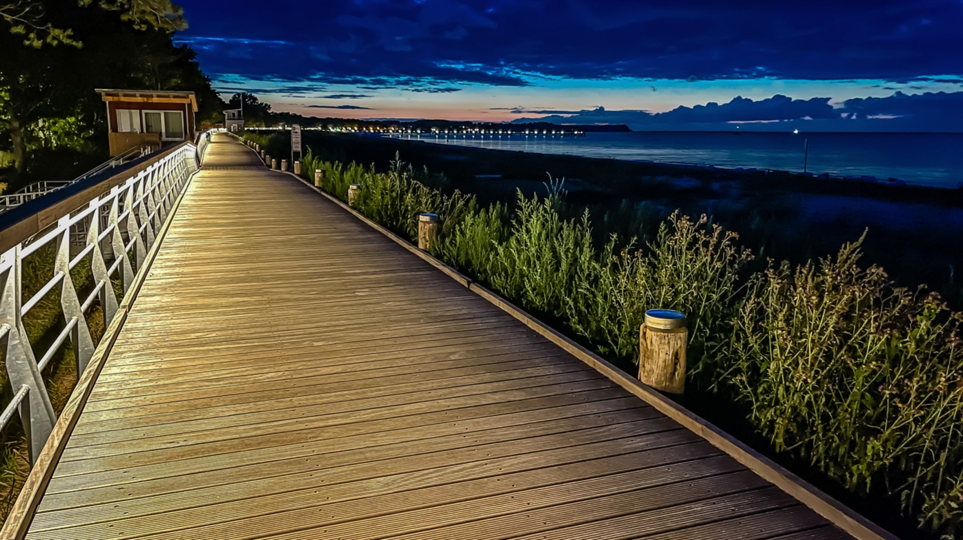 Dünenpromenade am Abend