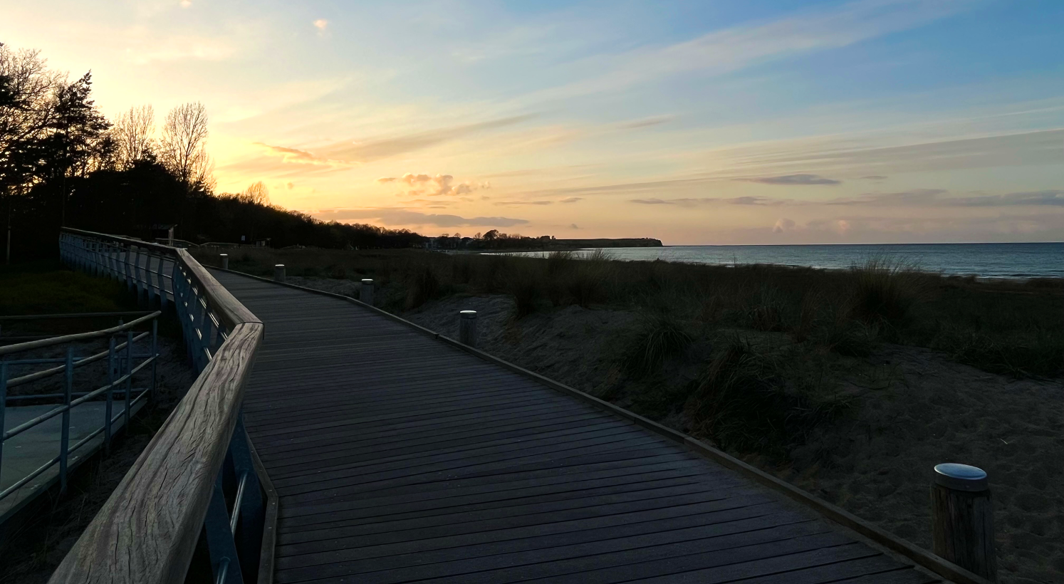 Dünenpromenade am Abend