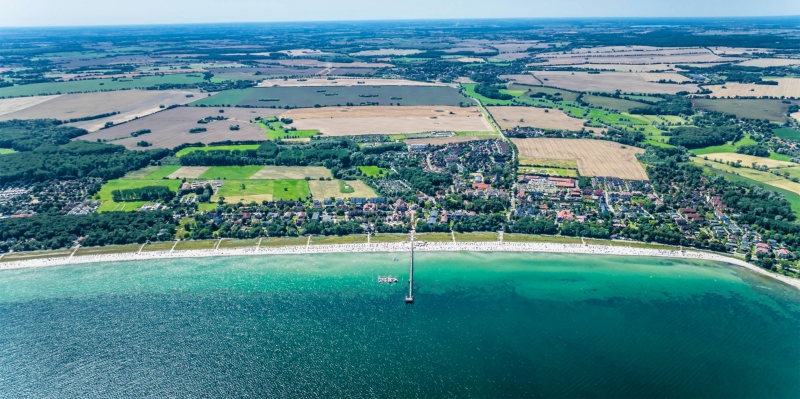 Luftbild vom Ostseebad Boltenhagen über der Ostsee.