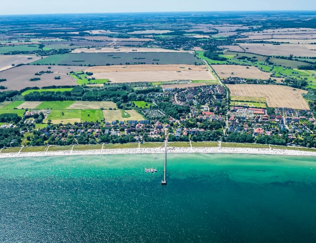 karte Luftbild vom Ostseebad Boltenhagen über der Ostsee.