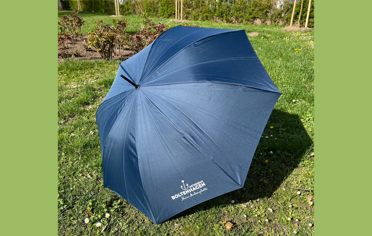 Dunkelblauer Regenschirm mit Holzgriff und kleines Boltenhagen Logo