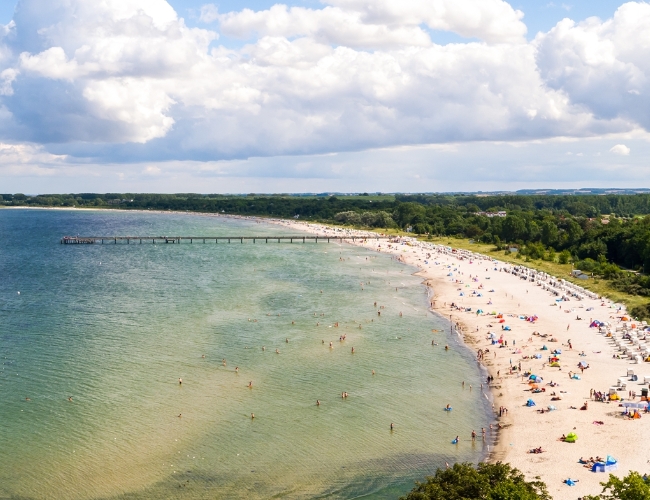 Strand mit Seebrücke und Strandkörben im Ostseebad Boltenhagen © Kurverwaltung Ostseebad Boltenhagen