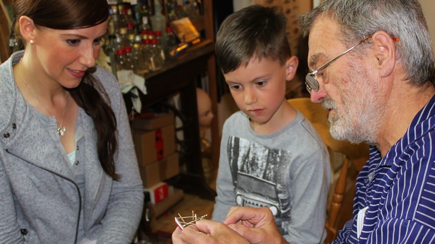 Hier kannst Du selber Dein Schiff in die Flasche basteln...