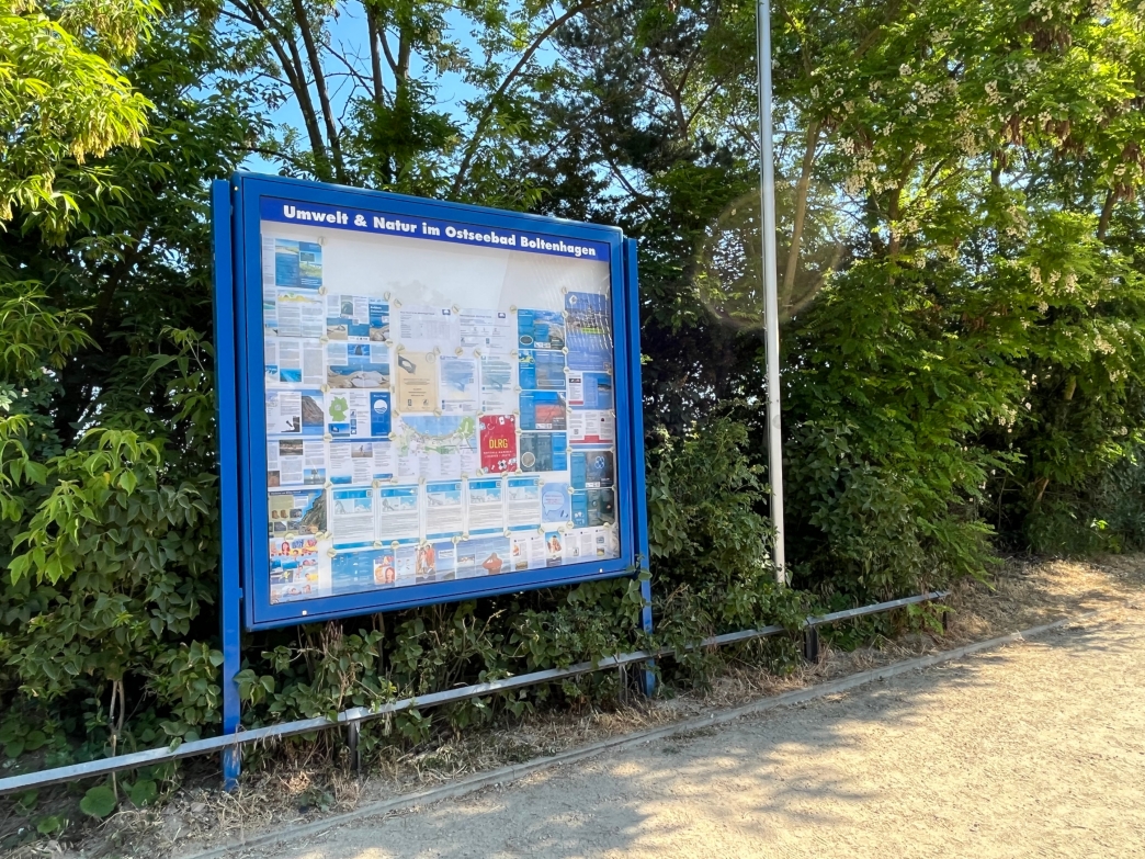 Unser Schaukasten mit allen wichtigen Informationen zur Blauen Flagge und der Badewasserqualität im Ostseebad Boltenhagen.